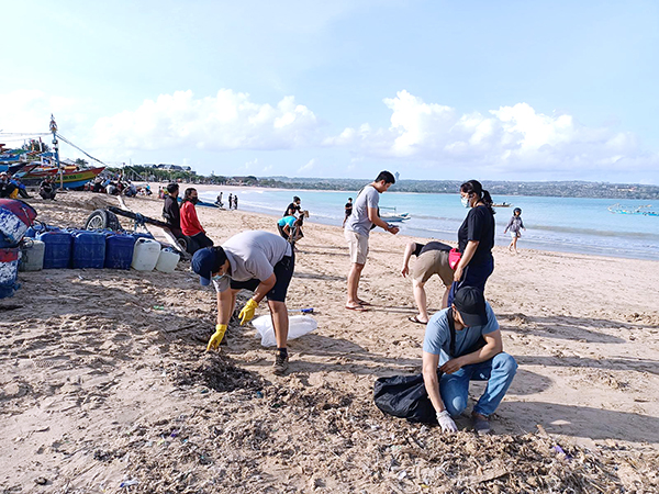 CSG volunteers collecting trash from a beach in Bali.